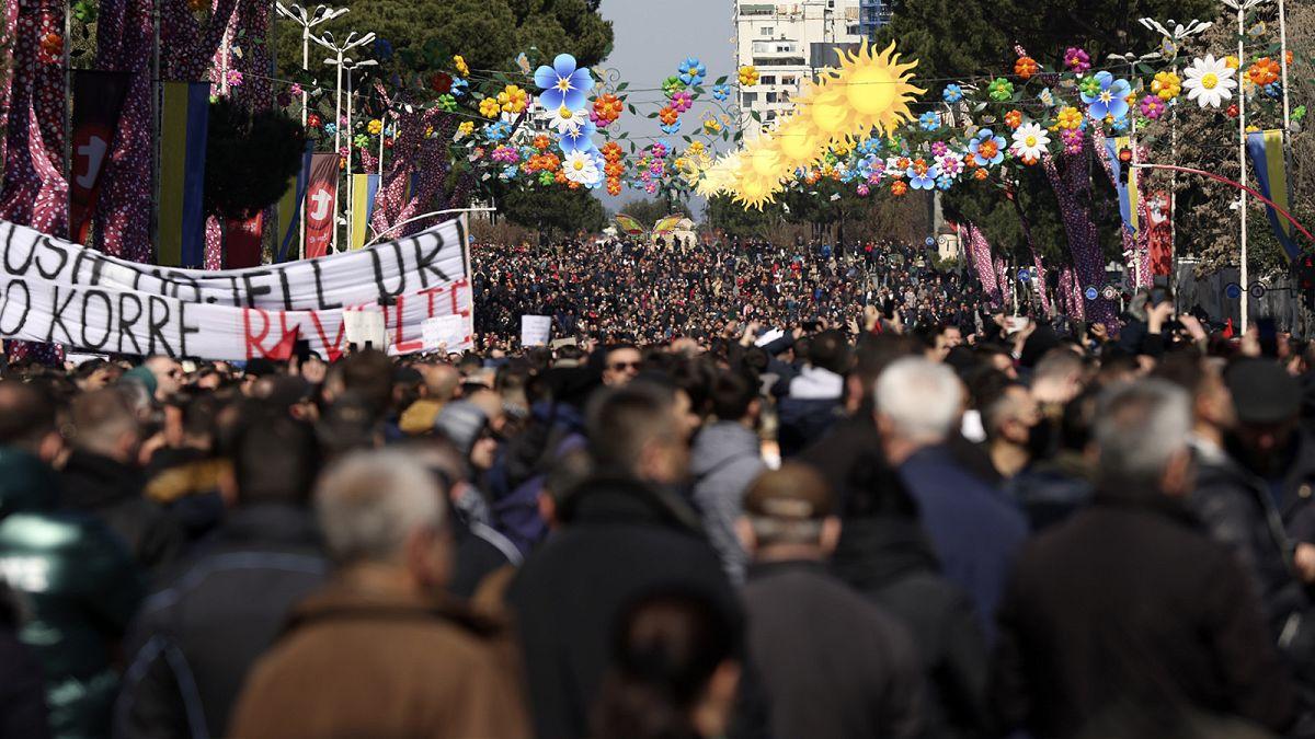 Image of People protesting in Tirana